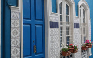 sfeerfoto Interisfeer, blauw huis met witte kozijnen en blauwe voordeur